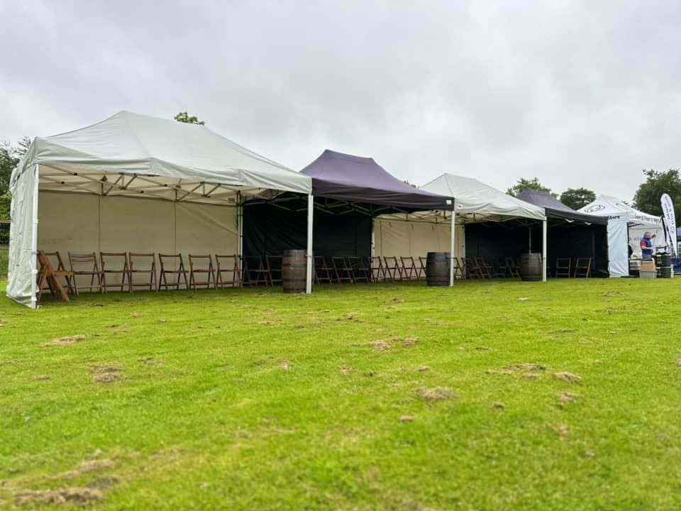 Trade gazebos with side walls and seating